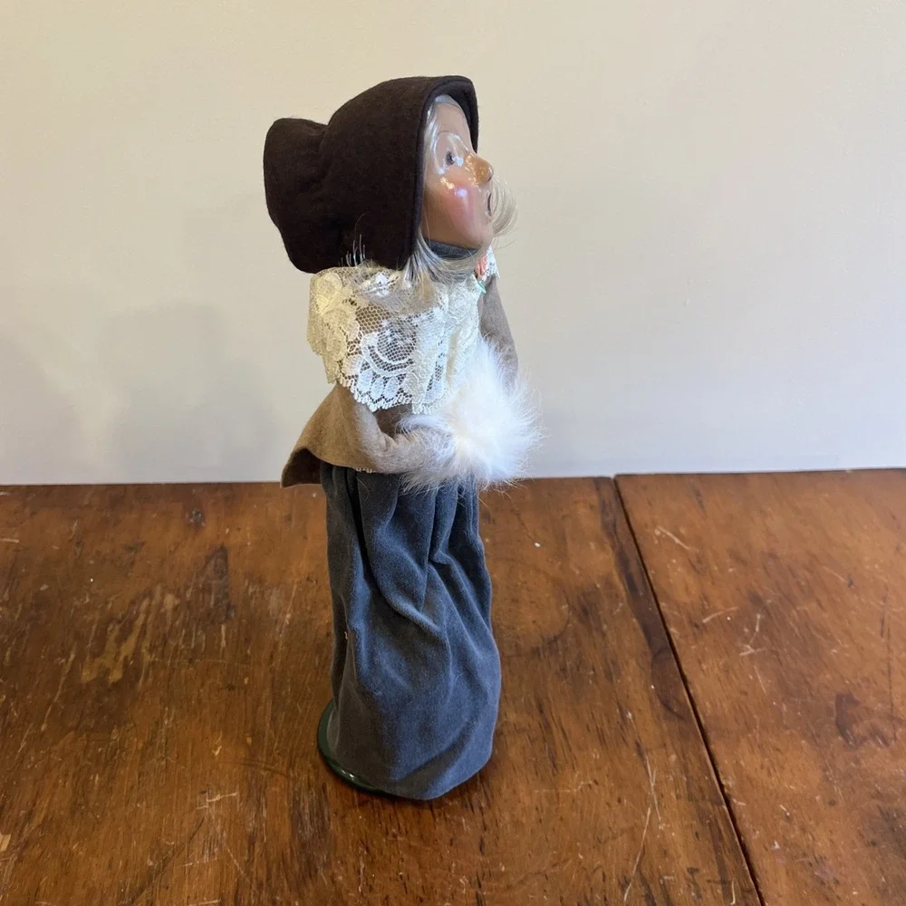 1993 BYERS CHOICE CHRISTMAS CAROLER Long Blond Hair White Muff Green Lace Outfit